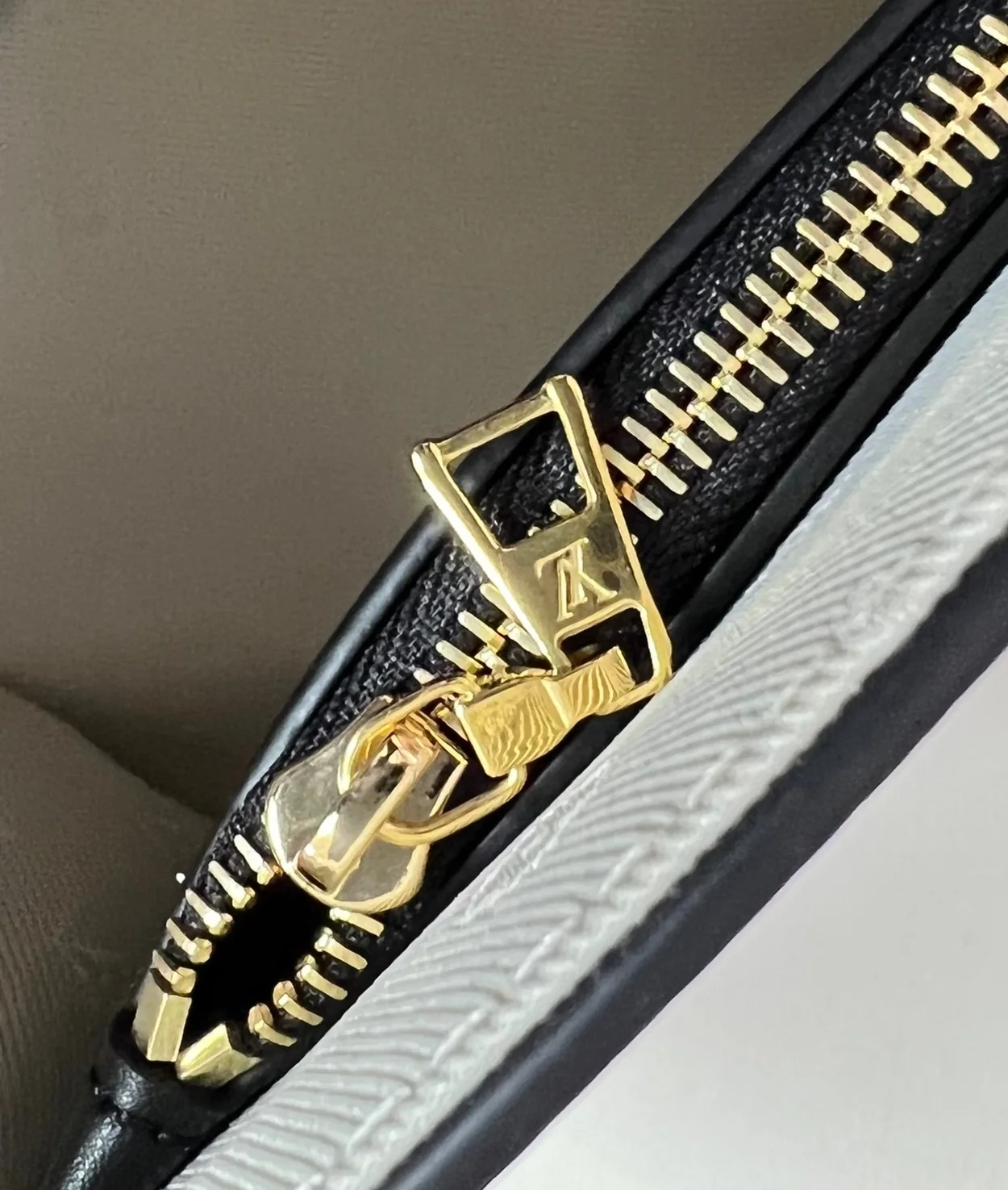 루이비통 트위스트 MM M23389