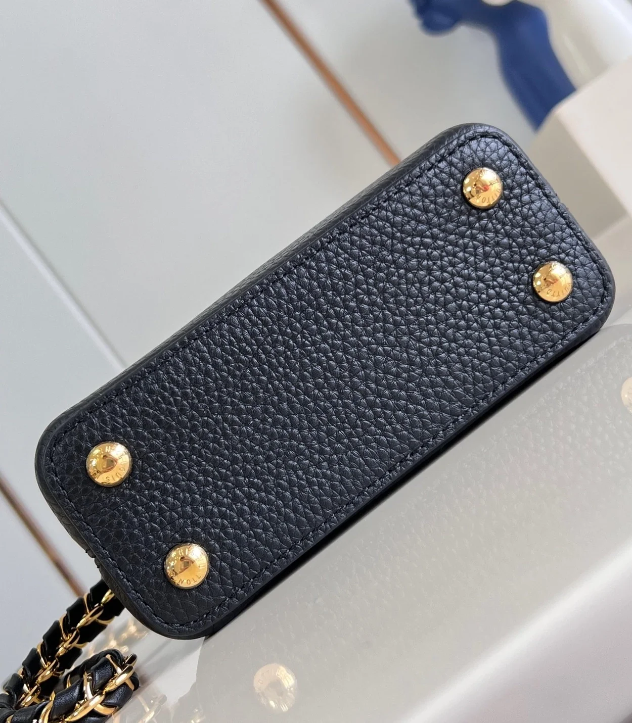 루이비통 카퓌신 나노 백 M10166