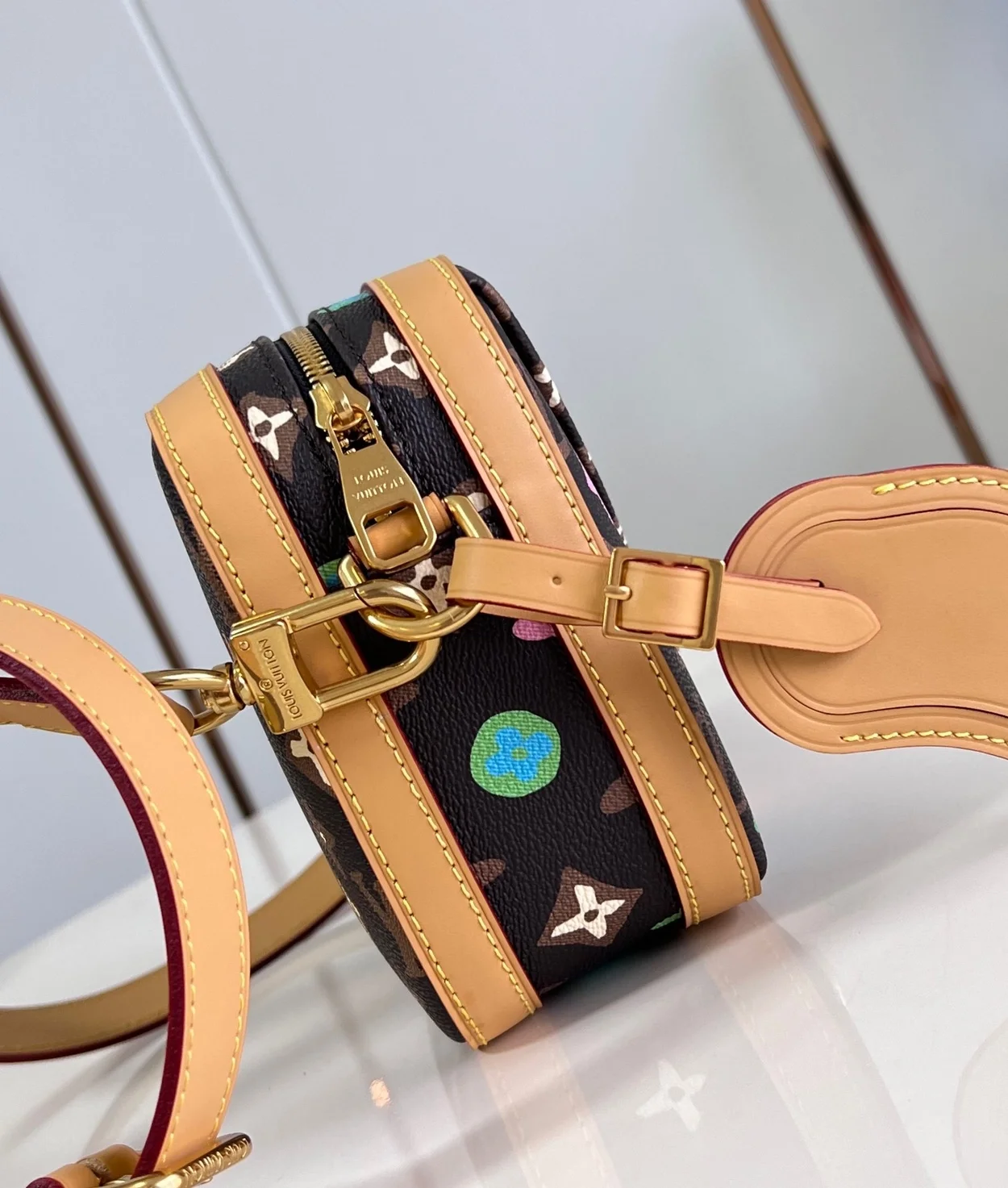 루이비통 엔벨로프 메신저백 M24820