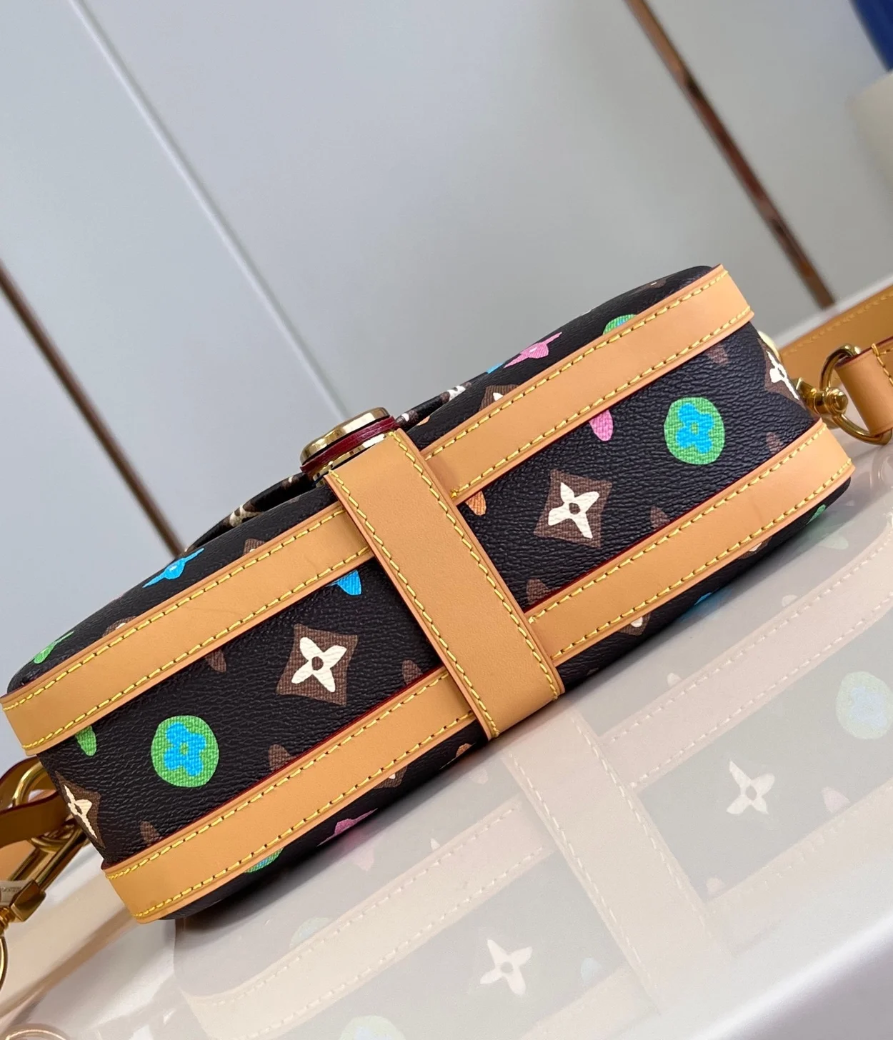 루이비통 엔벨로프 메신저백 M24820