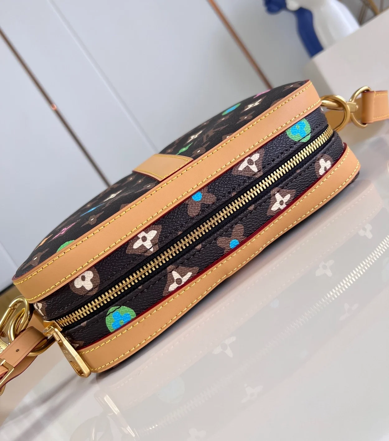 루이비통 엔벨로프 메신저백 M24820