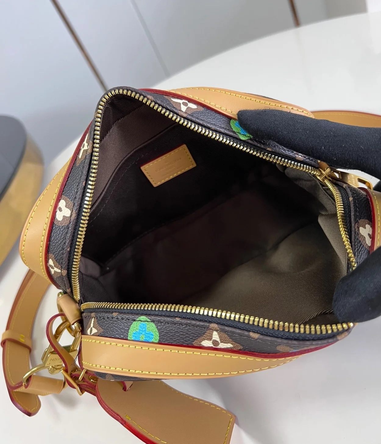 루이비통 엔벨로프 메신저백 M24820