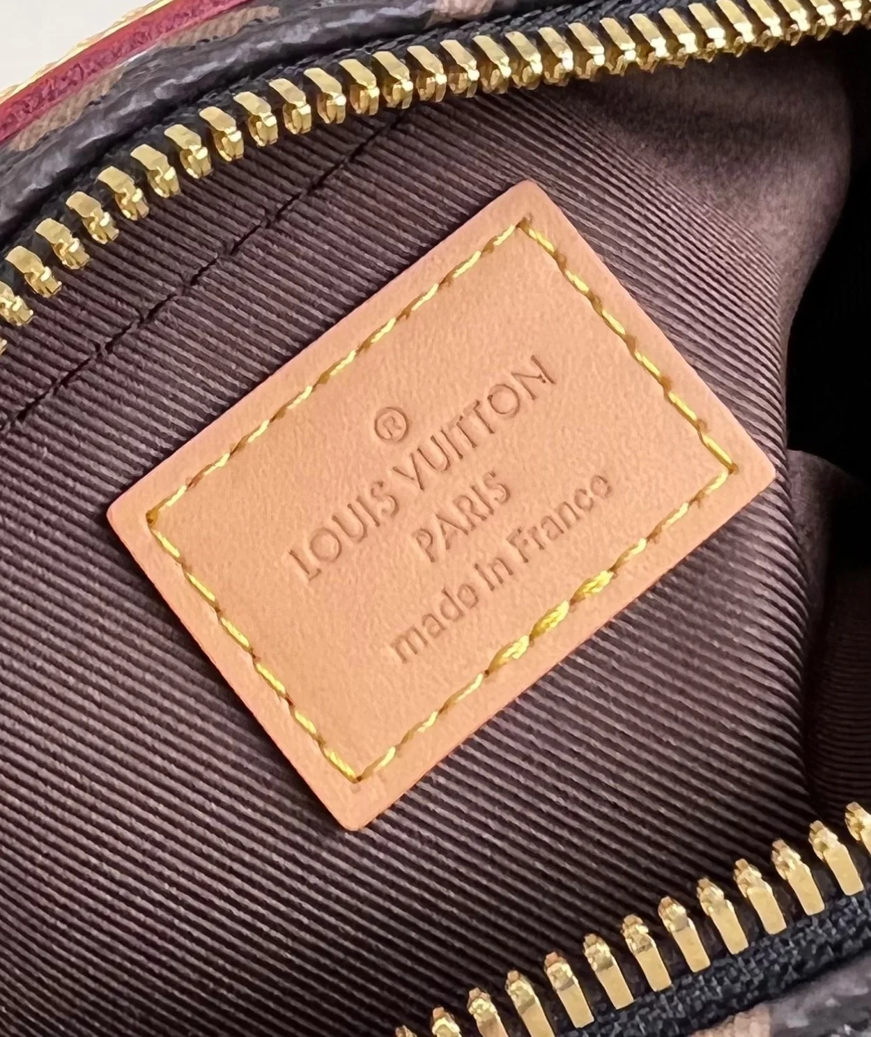 루이비통 엔벨로프 메신저백 M24820