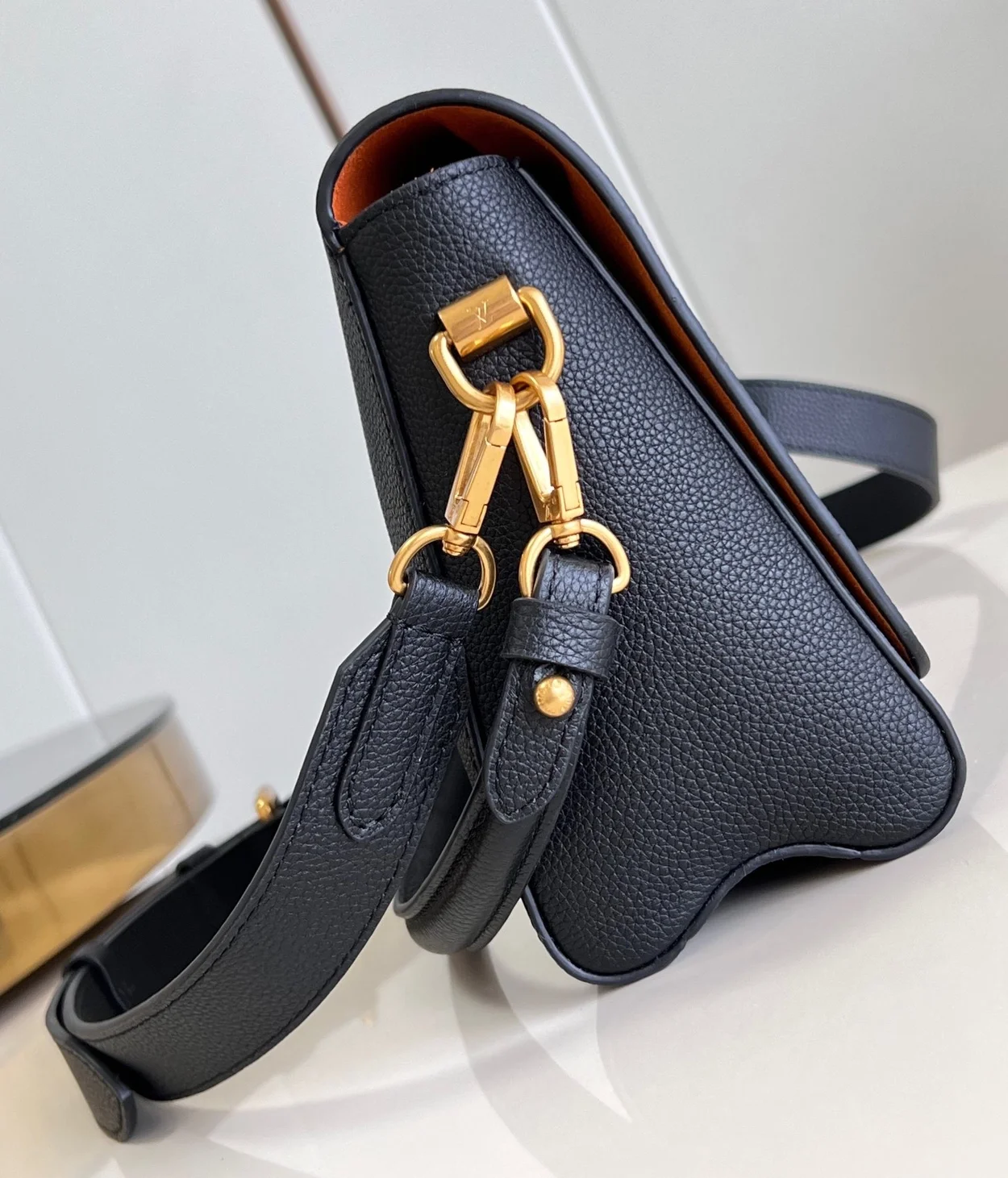 루이비통 소프트 트위스트 M24639