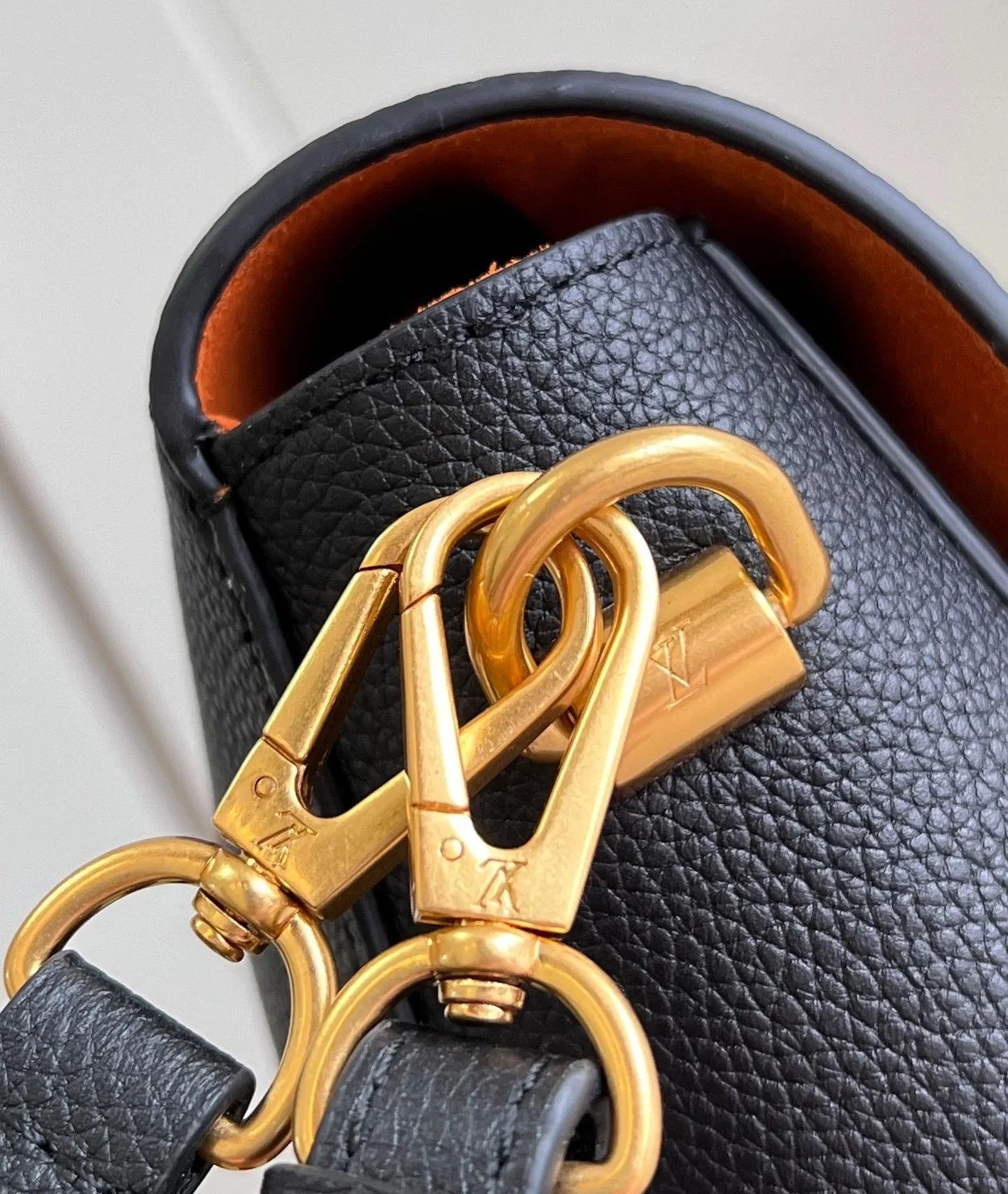 루이비통 소프트 트위스트 M24639