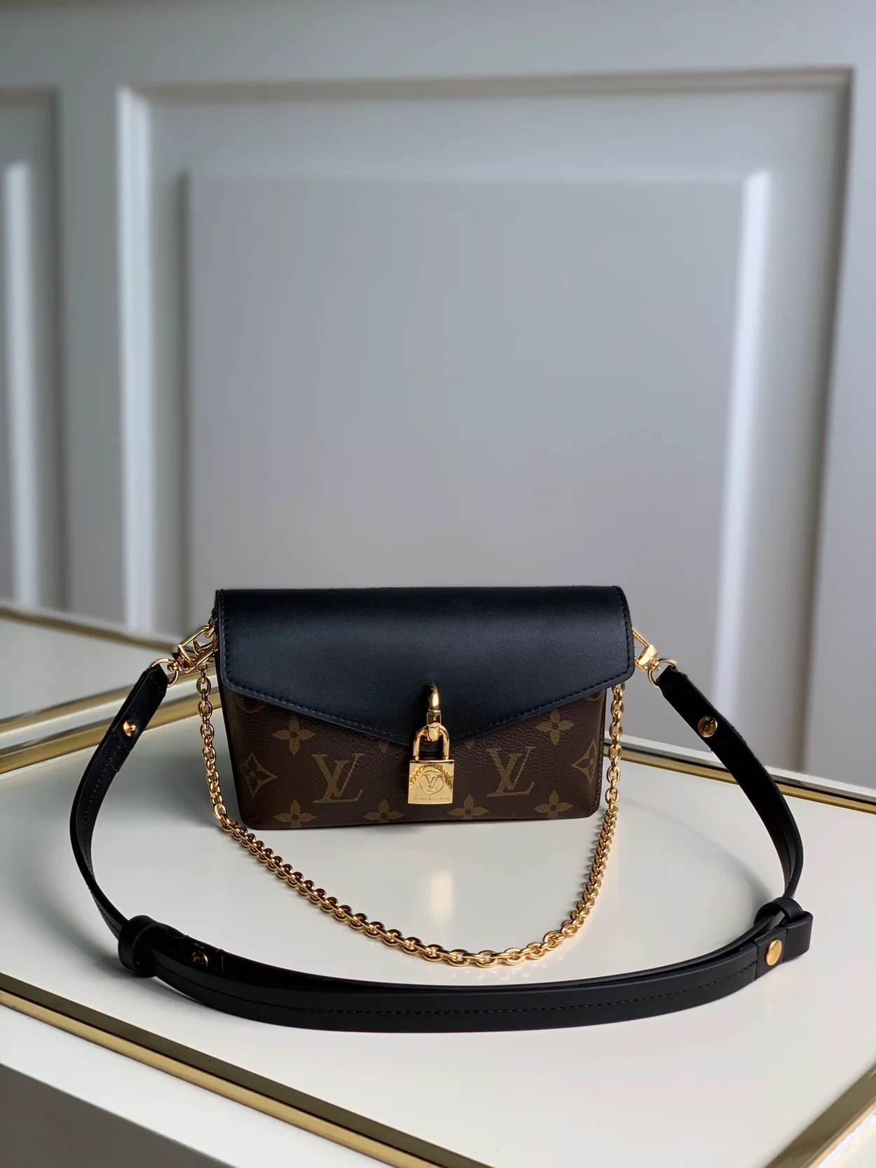 루이비통 패들락 온 스트랩 M80559