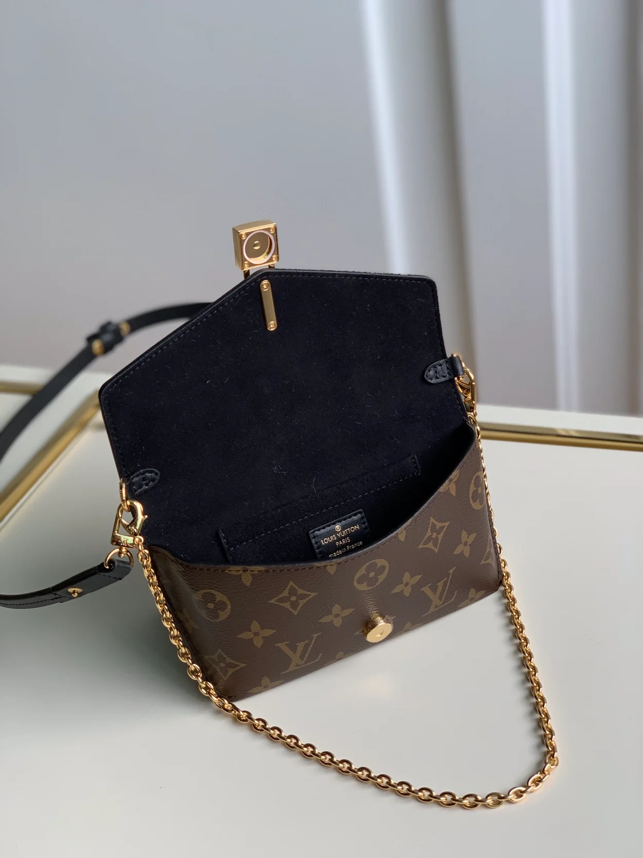 루이비통 패들락 온 스트랩 M80559