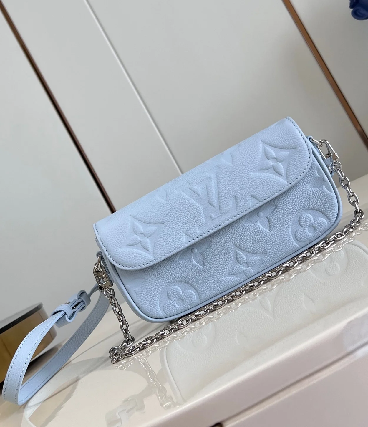 루이비통 아이비 체인 지갑 M83637