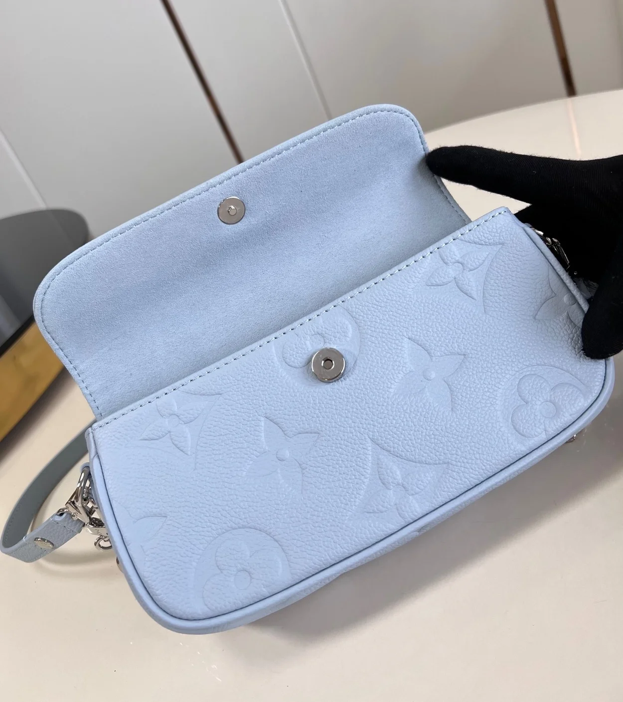 루이비통 아이비 체인 지갑 M83637