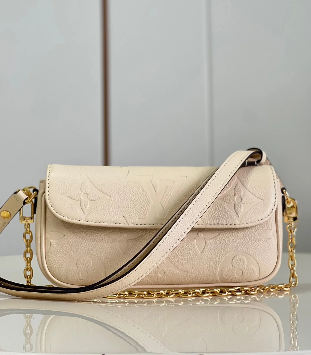 루이비통 아이비 체인 지갑 M82210