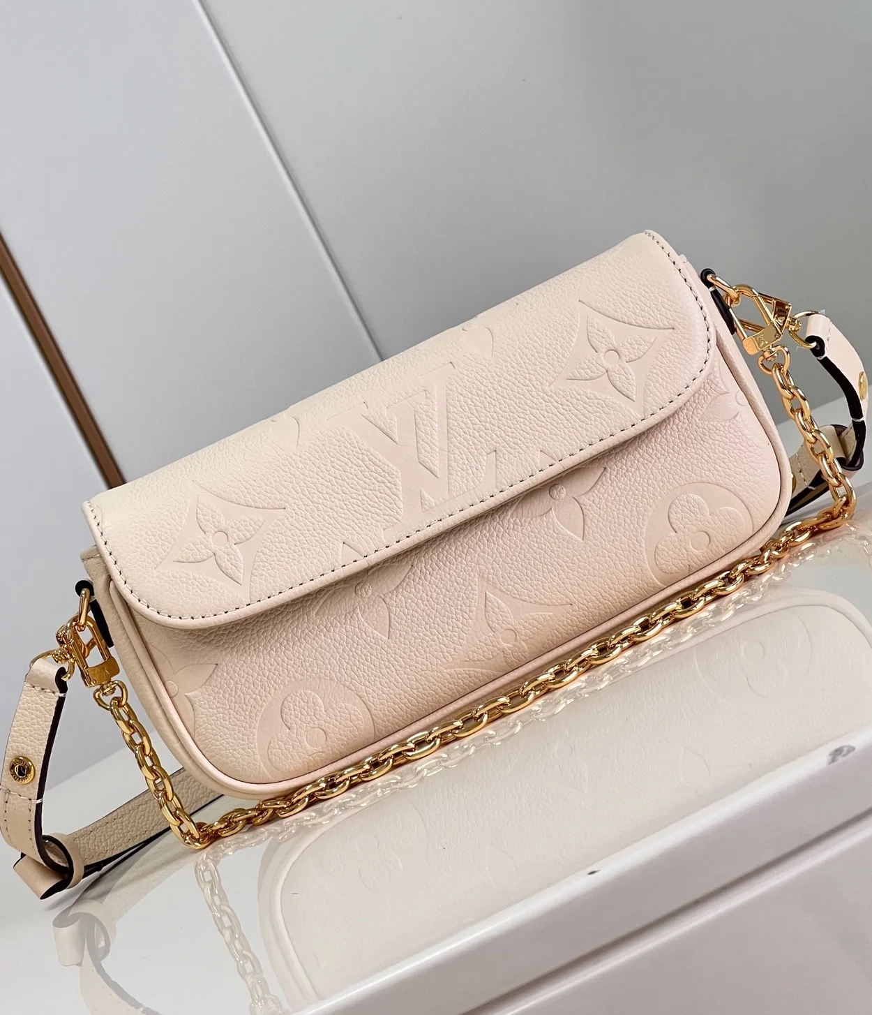 루이비통 아이비 체인 지갑 M82210