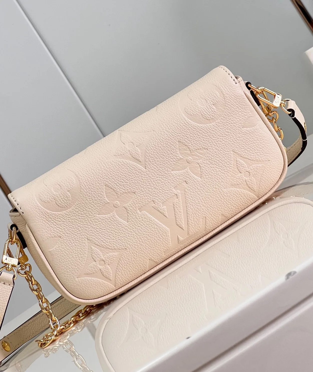 루이비통 아이비 체인 지갑 M82210