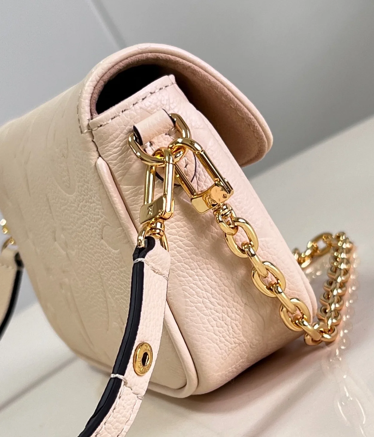 루이비통 아이비 체인 지갑 M82210