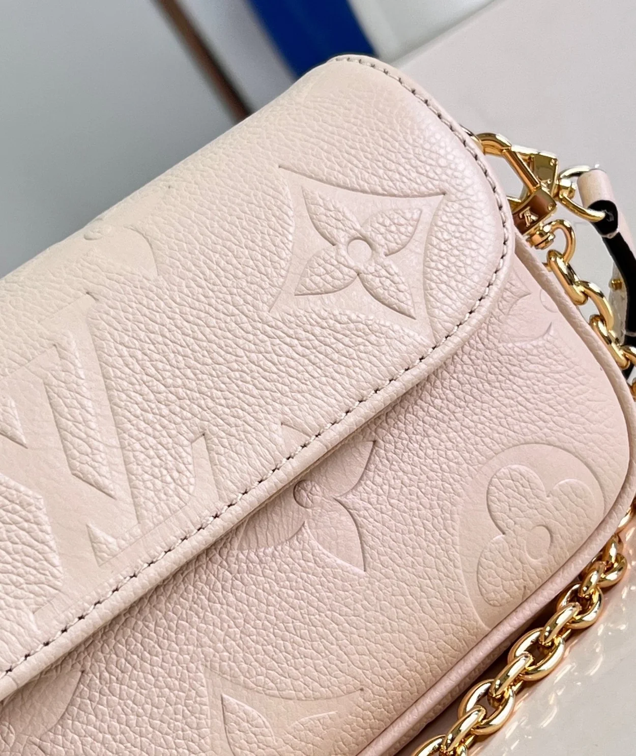 루이비통 아이비 체인 지갑 M82210