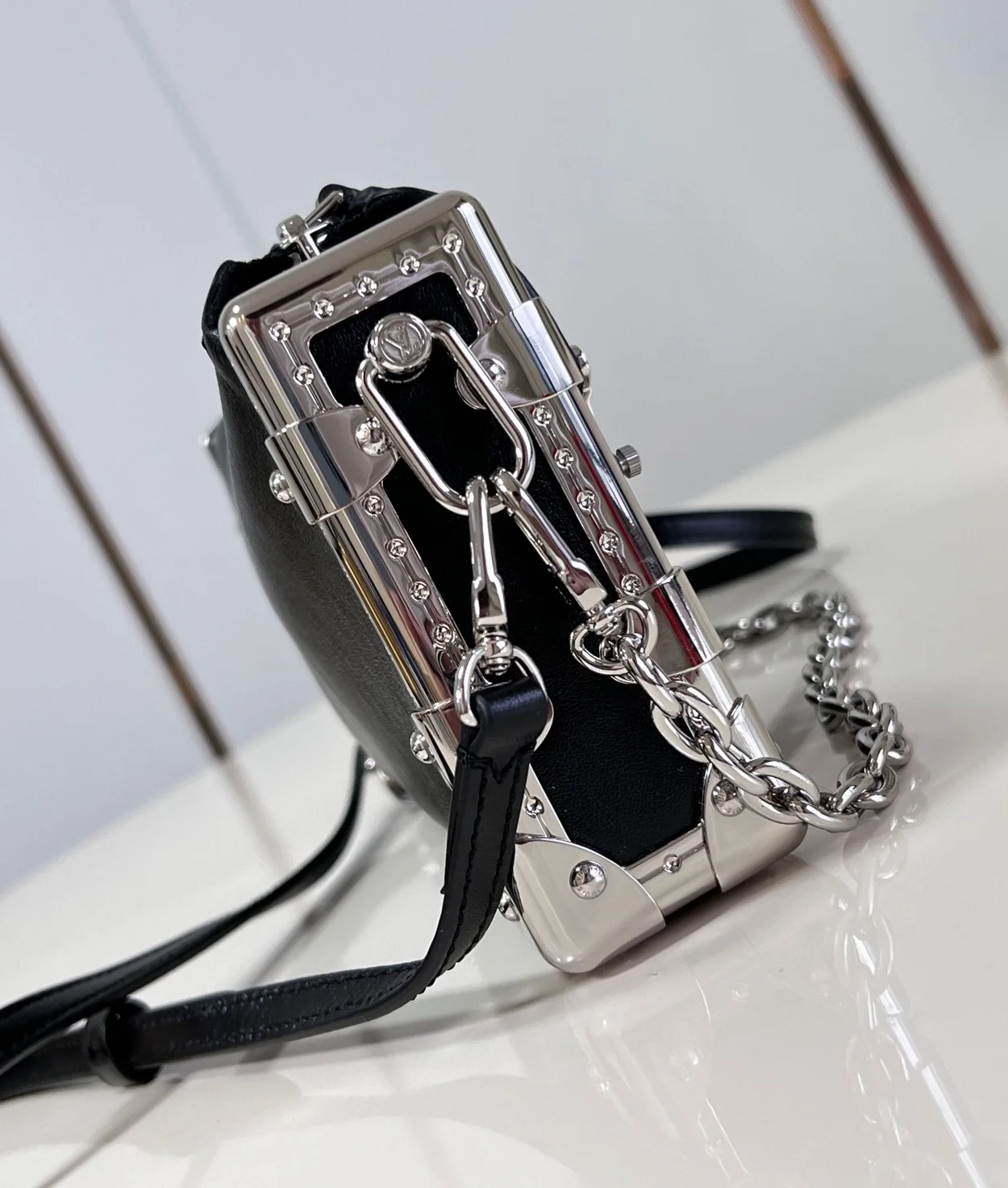 루이비통 슬림 트렁크 블랙 M25445