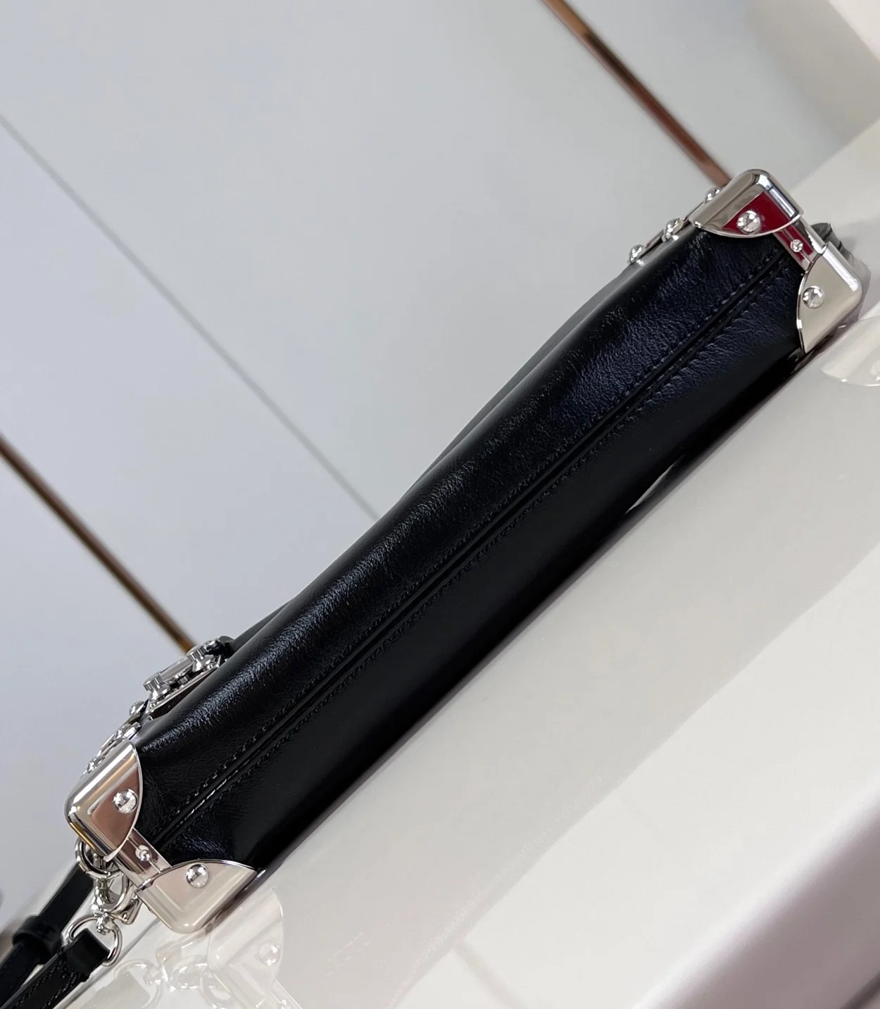 루이비통 슬림 트렁크 블랙 M25445