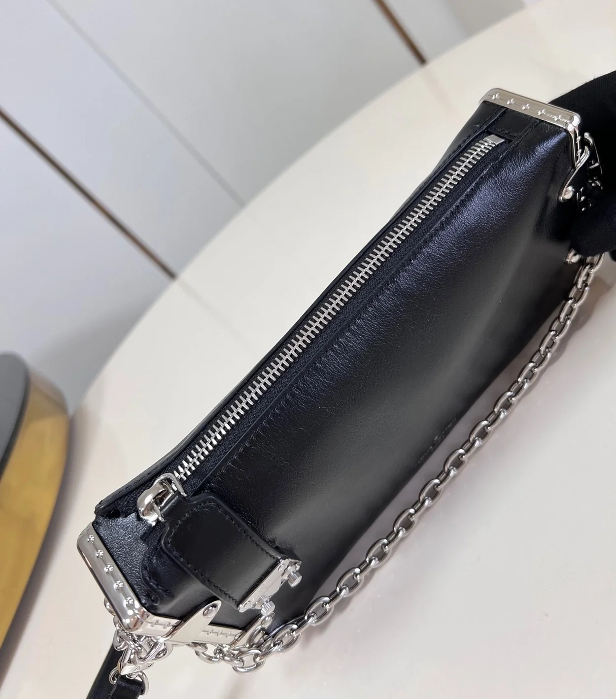 루이비통 슬림 트렁크 블랙 M25445