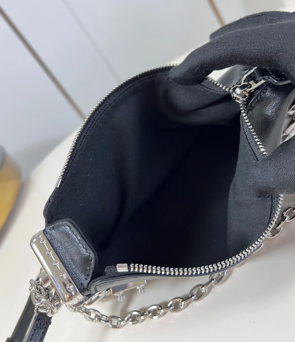 루이비통 슬림 트렁크 블랙 M25445