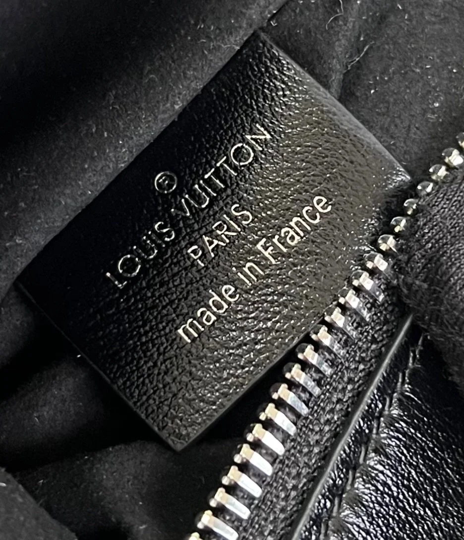 루이비통 슬림 트렁크 블랙 M25445