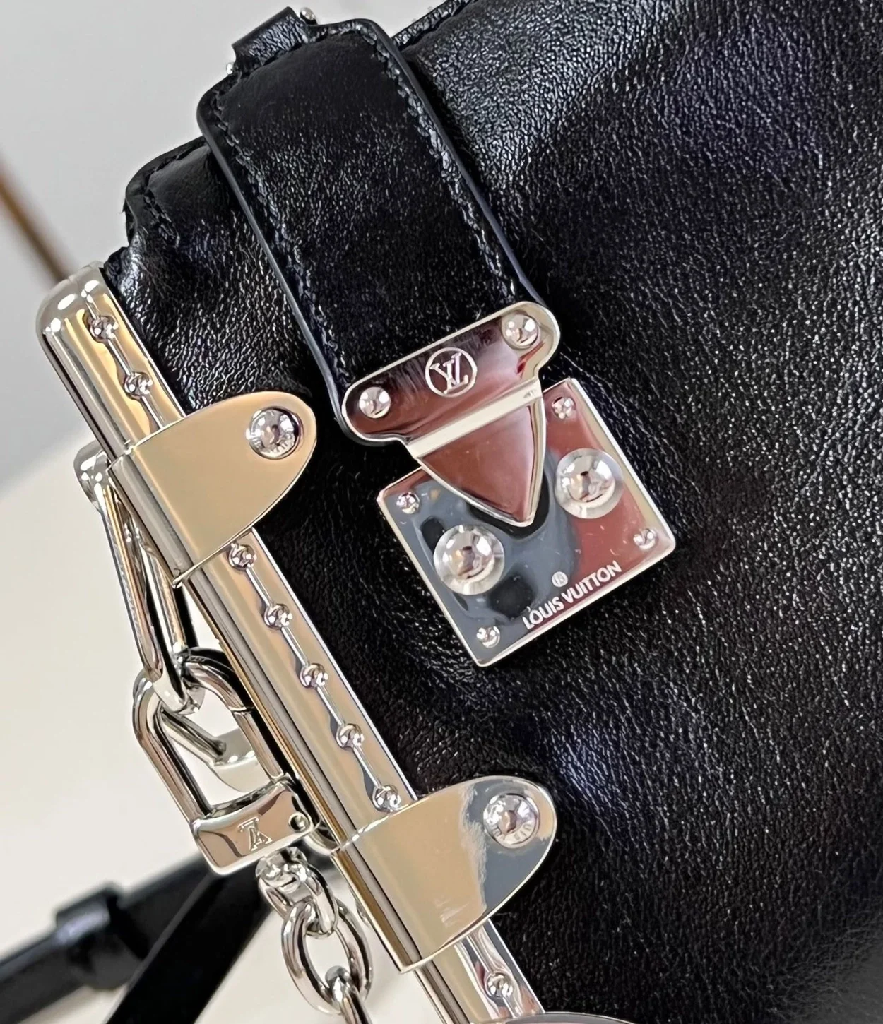 루이비통 슬림 트렁크 블랙 M25445