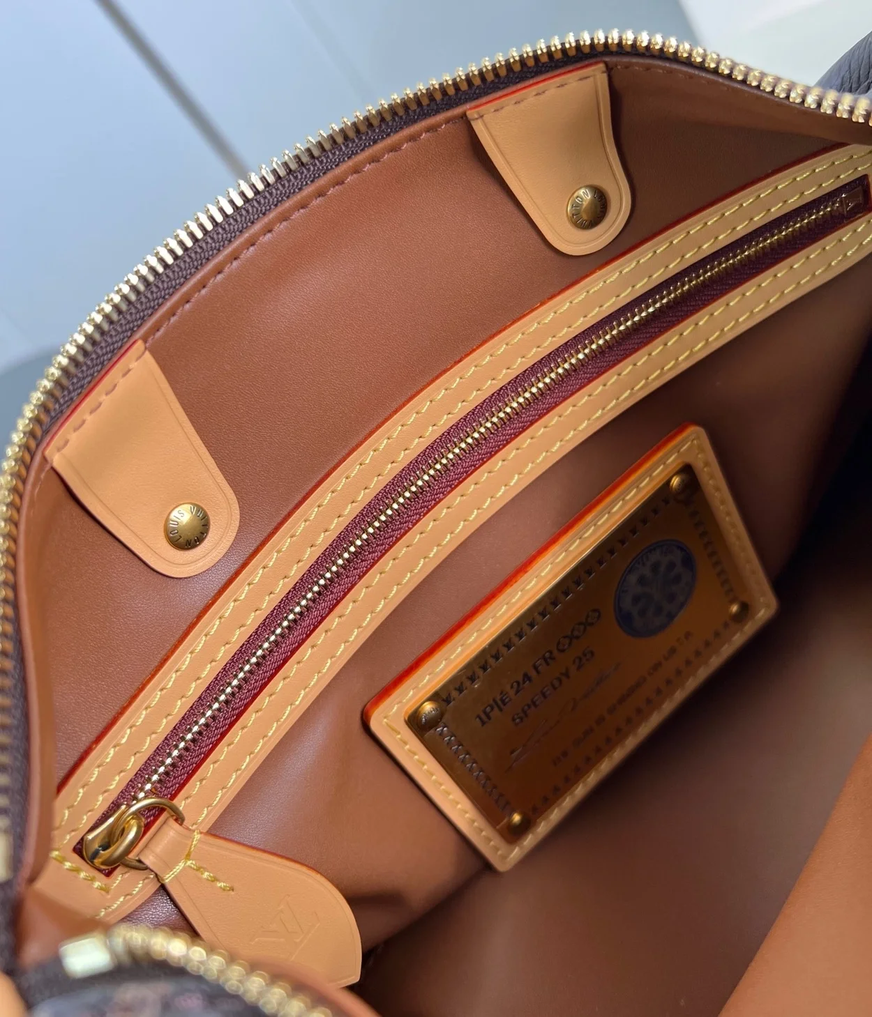 루이비통 런웨이 스피디 P9 반둘리에 25 M24443