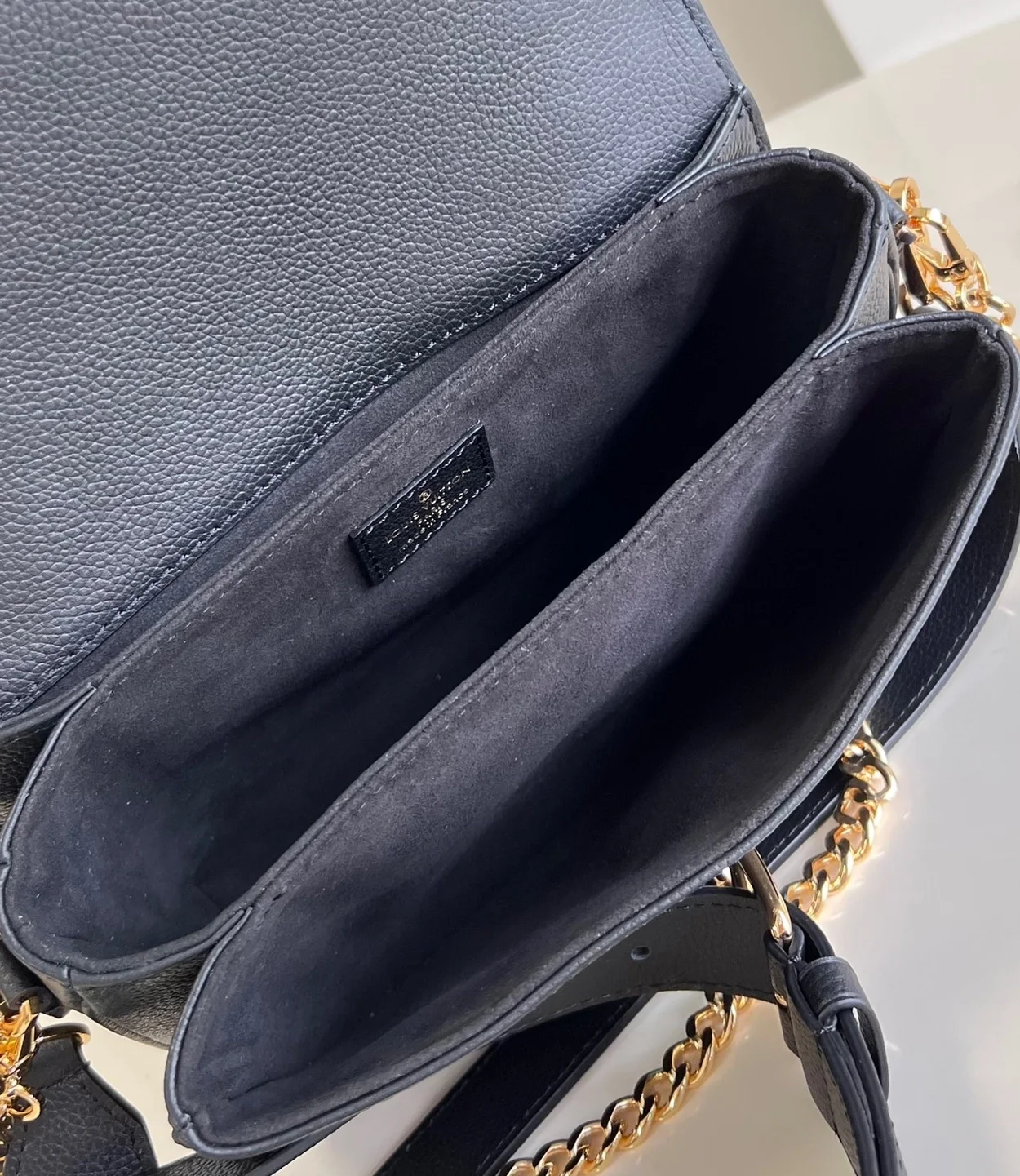 루이비통 옥스포드 락미 블랙 M22735