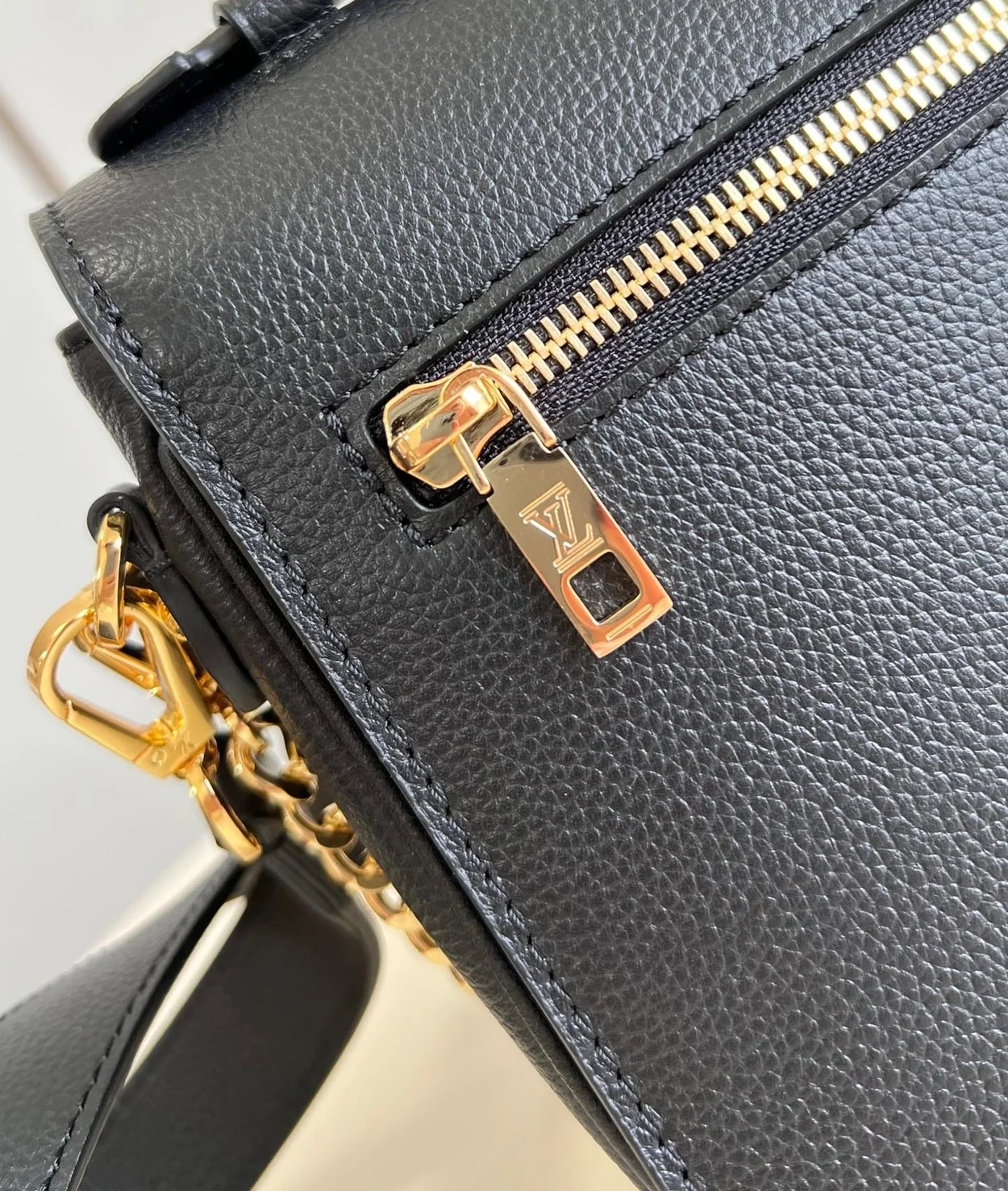 루이비통 옥스포드 락미 블랙 M22735