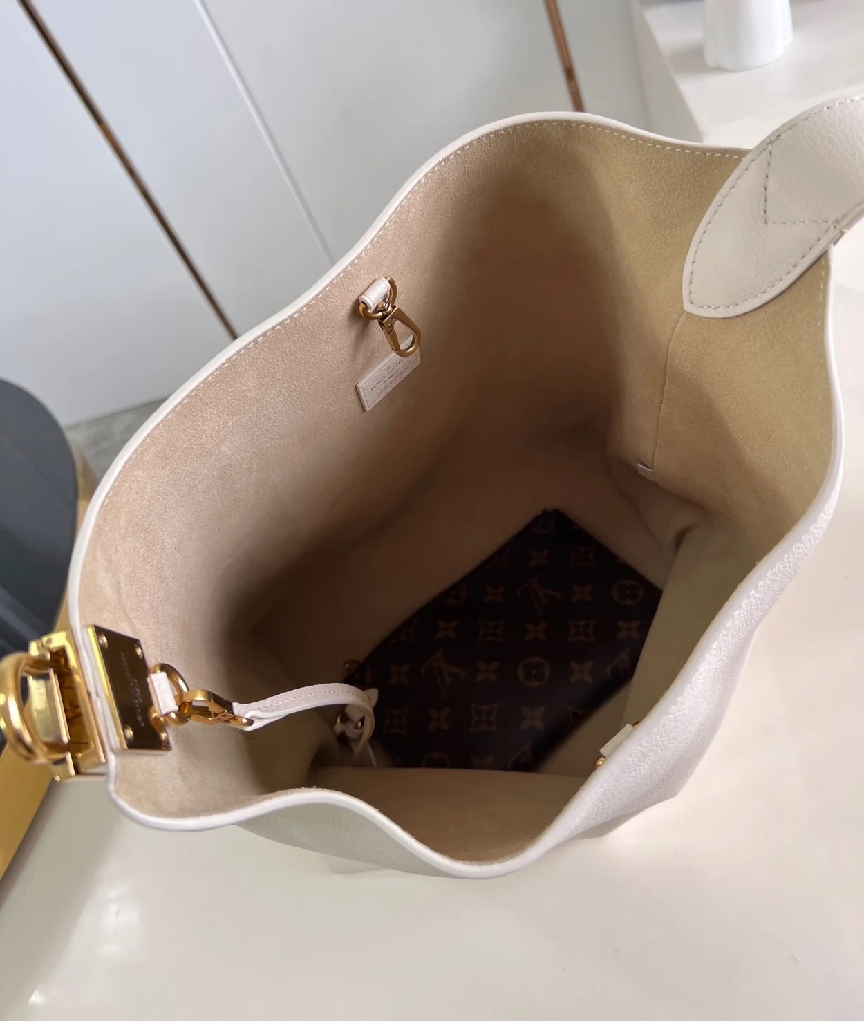 루이비통 로우 키 호보 MM M25022