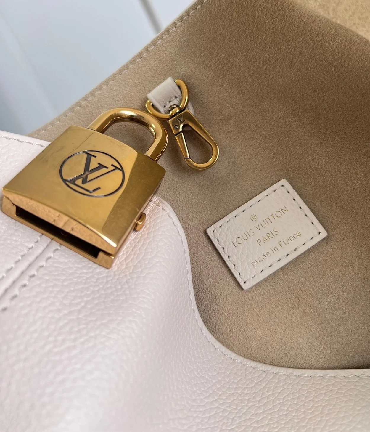 루이비통 로우 키 호보 MM M25022