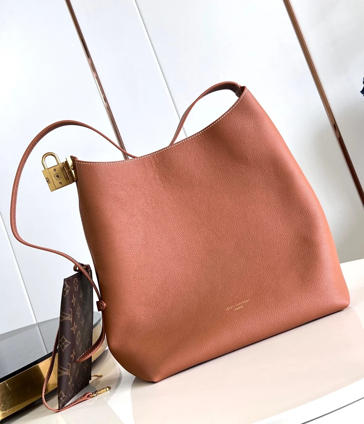 루이비통 로우 키 호보 MM M24974