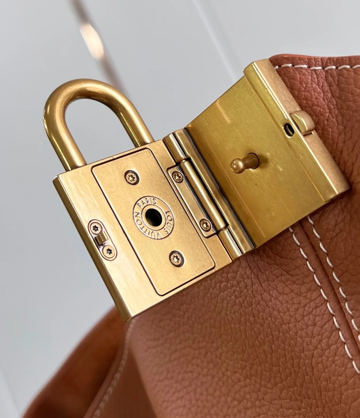 루이비통 로우 키 호보 MM M24974