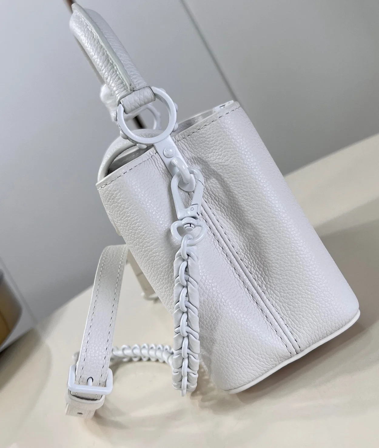 루이비통 카퓌신 이스트 웨스트 미니 M23956