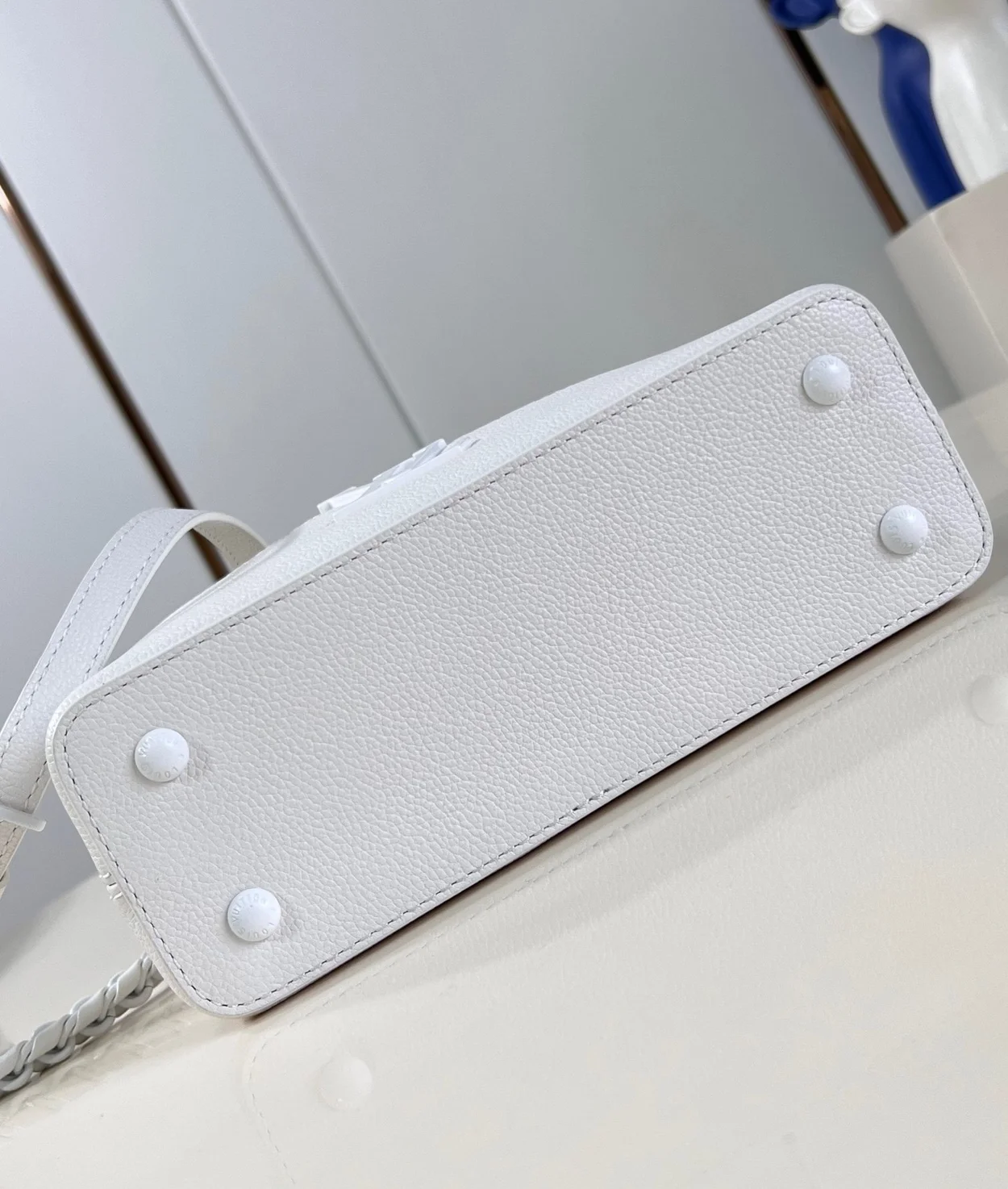 루이비통 카퓌신 이스트 웨스트 미니 M23956