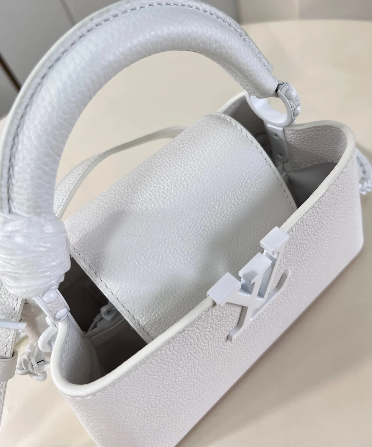 루이비통 카퓌신 이스트 웨스트 미니 M23956