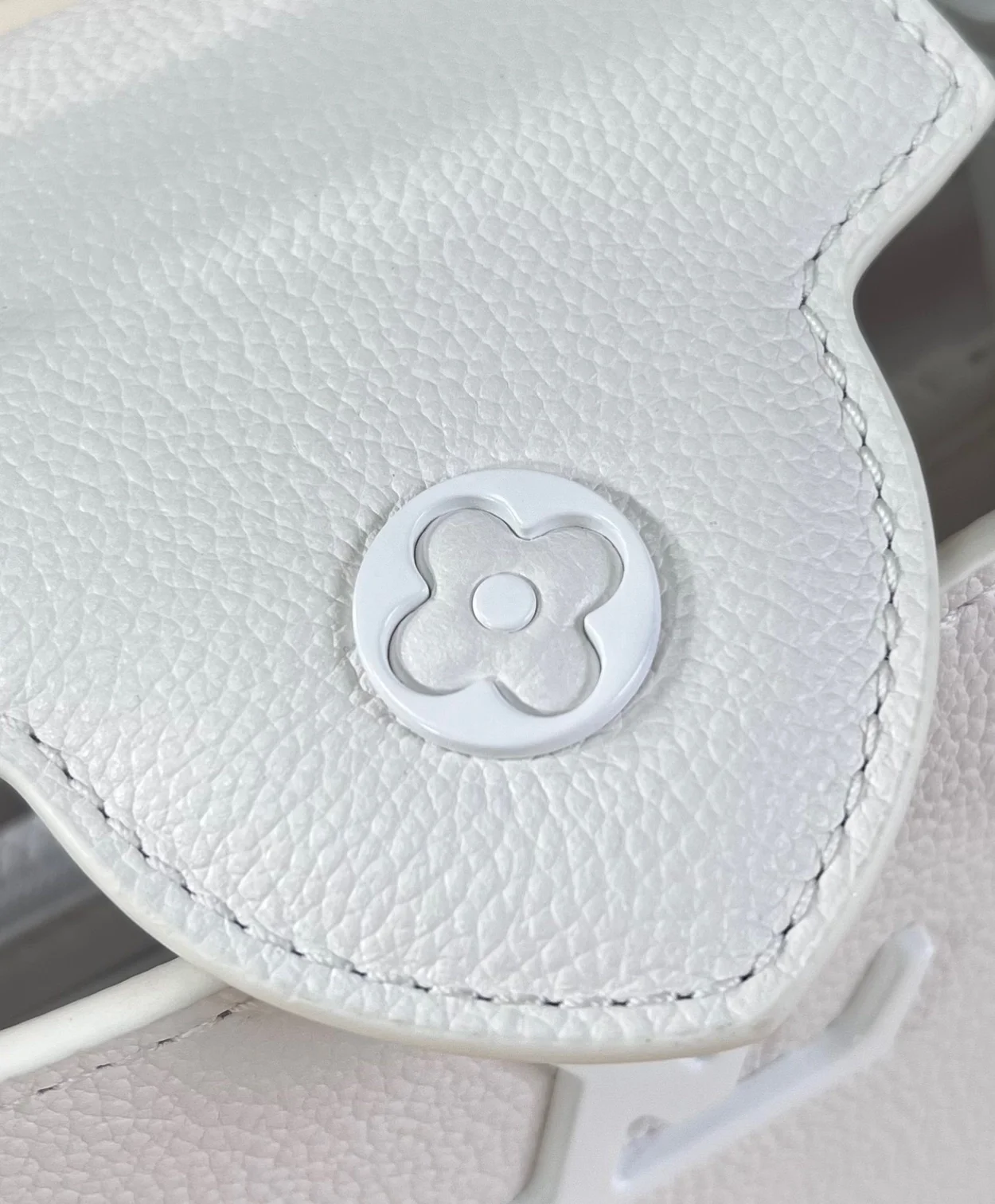 루이비통 카퓌신 이스트 웨스트 미니 M23956