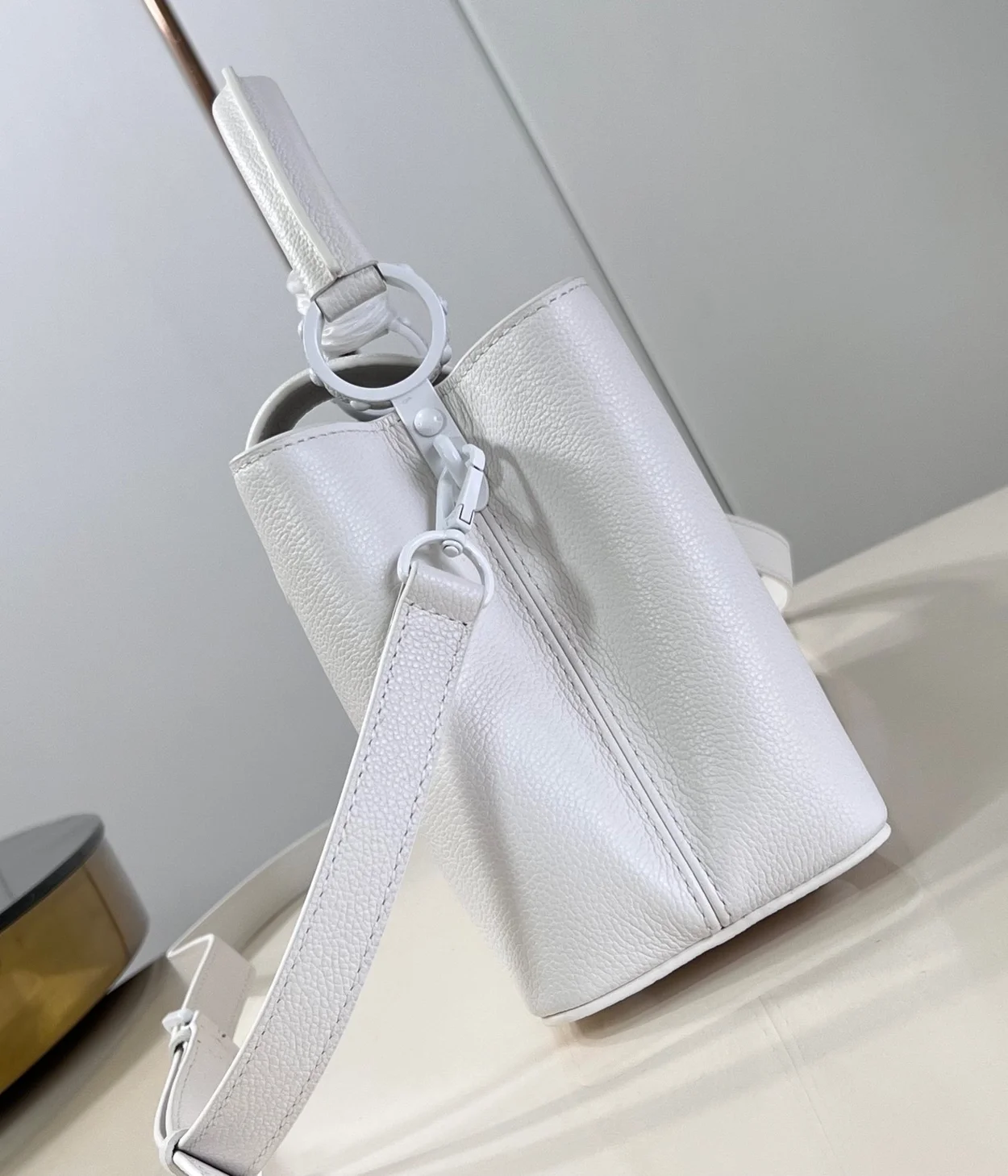 루이비통 카퓌신 이스트 웨스트 MM M23948