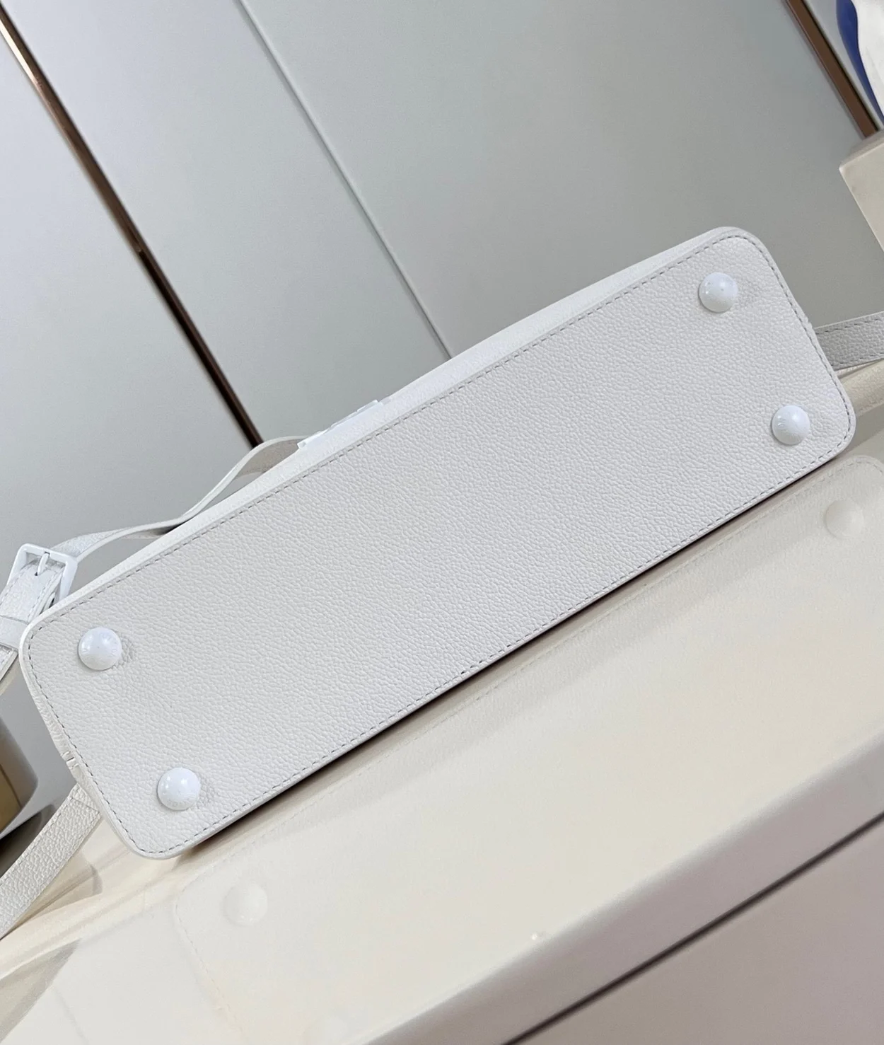 루이비통 카퓌신 이스트 웨스트 MM M23948