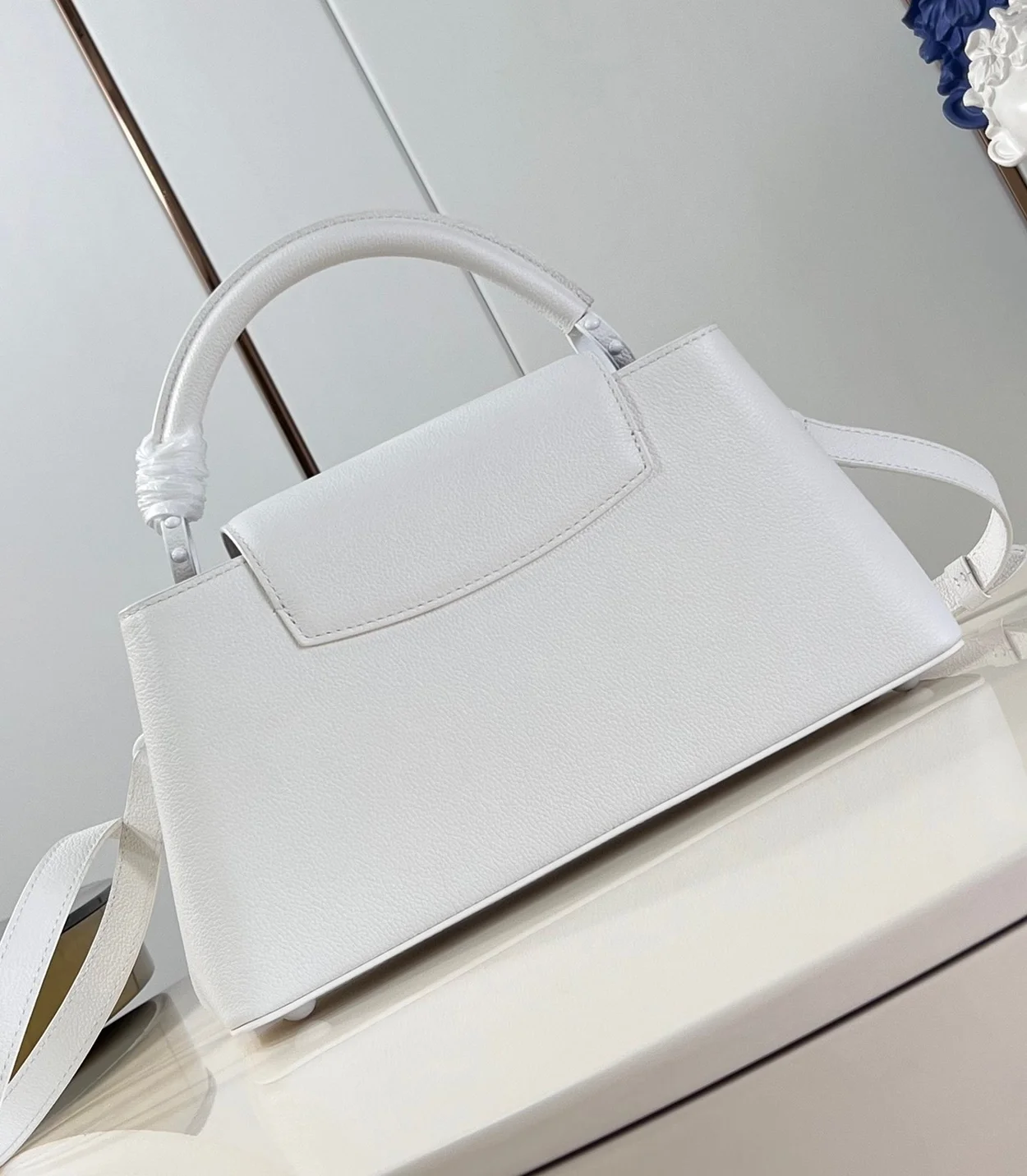 루이비통 카퓌신 이스트 웨스트 MM M23948