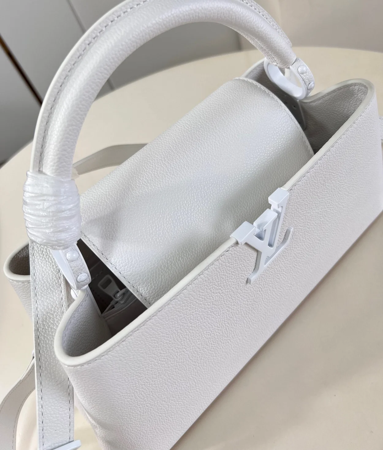 루이비통 카퓌신 이스트 웨스트 MM M23948