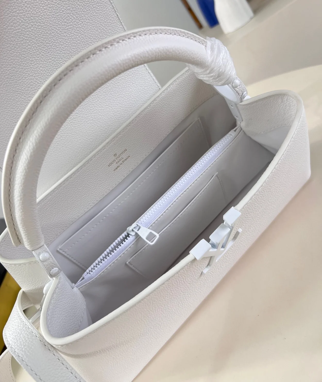 루이비통 카퓌신 이스트 웨스트 MM M23948