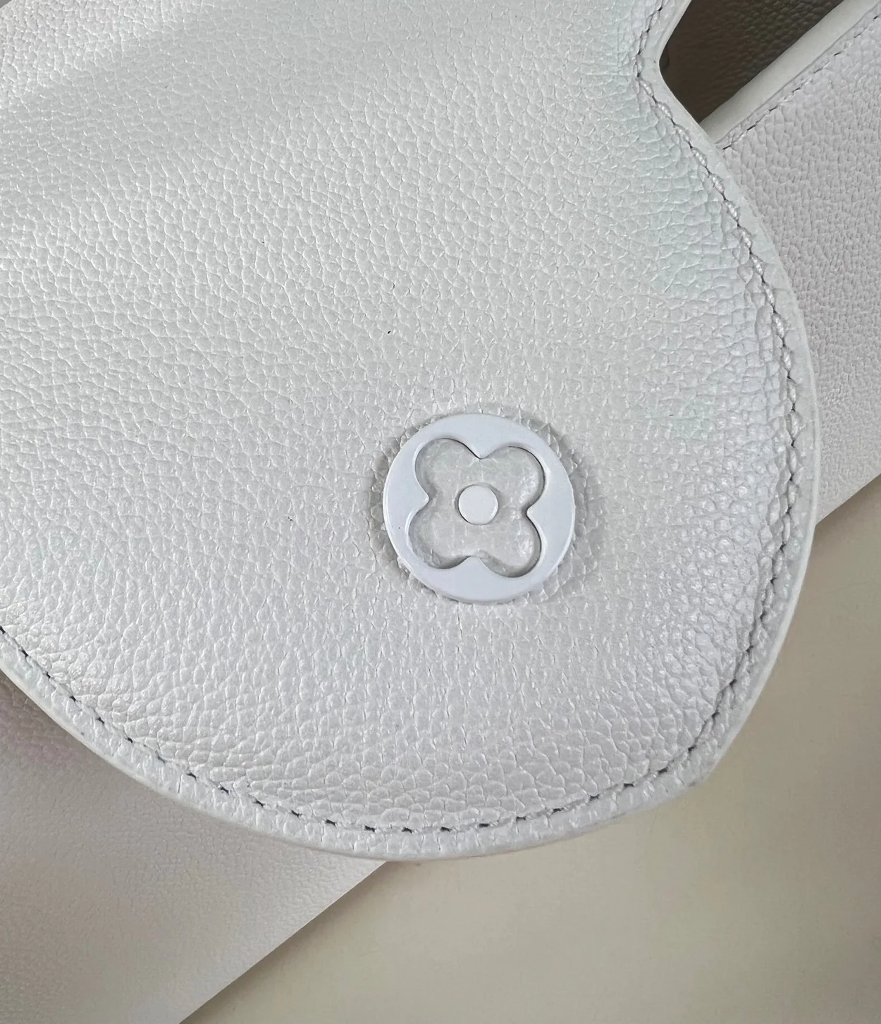 루이비통 카퓌신 이스트 웨스트 MM M23948