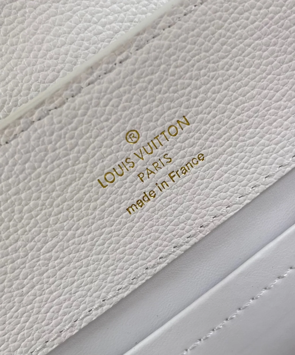 루이비통 카퓌신 이스트 웨스트 MM M23948