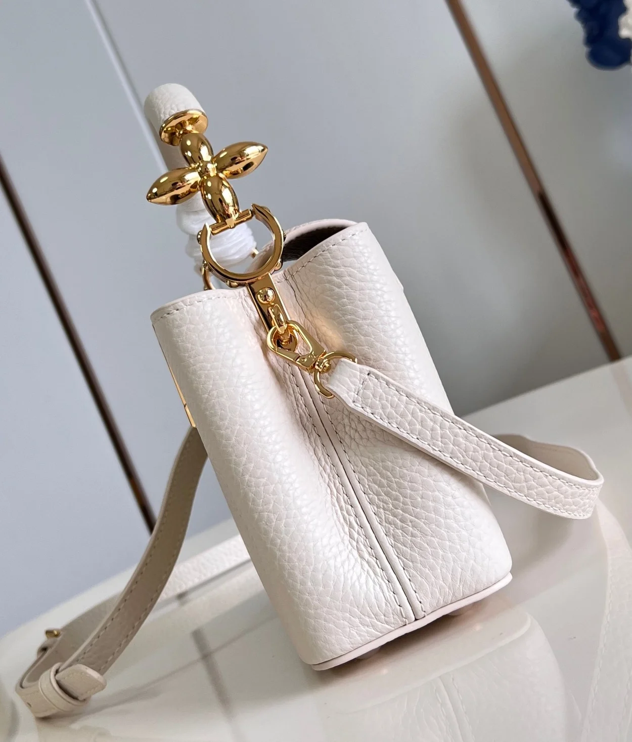 루이비통 카퓌신 미니 M23944