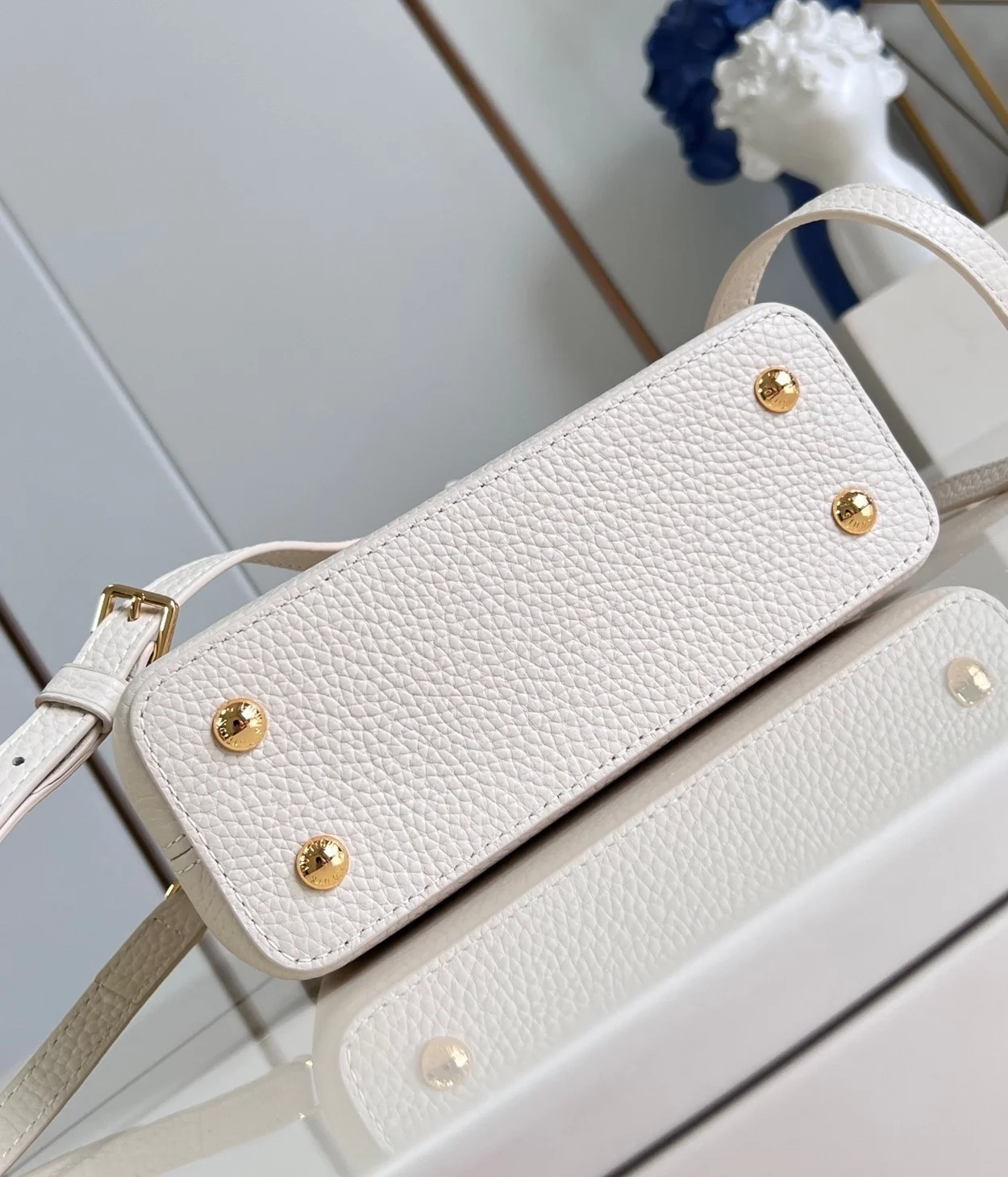 루이비통 카퓌신 미니 M23944