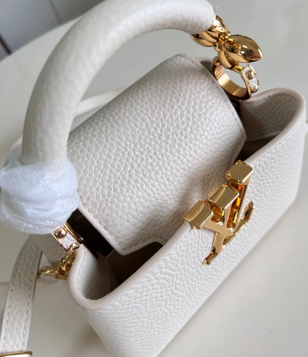 루이비통 카퓌신 미니 M23944