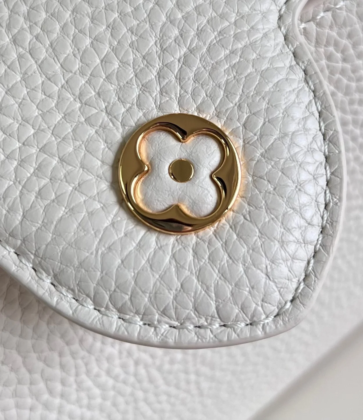 루이비통 카퓌신 미니 M23944