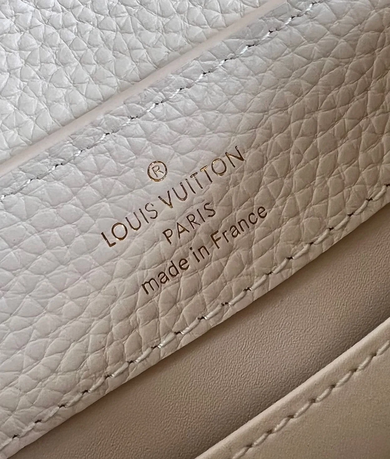 루이비통 카퓌신 미니 M23944