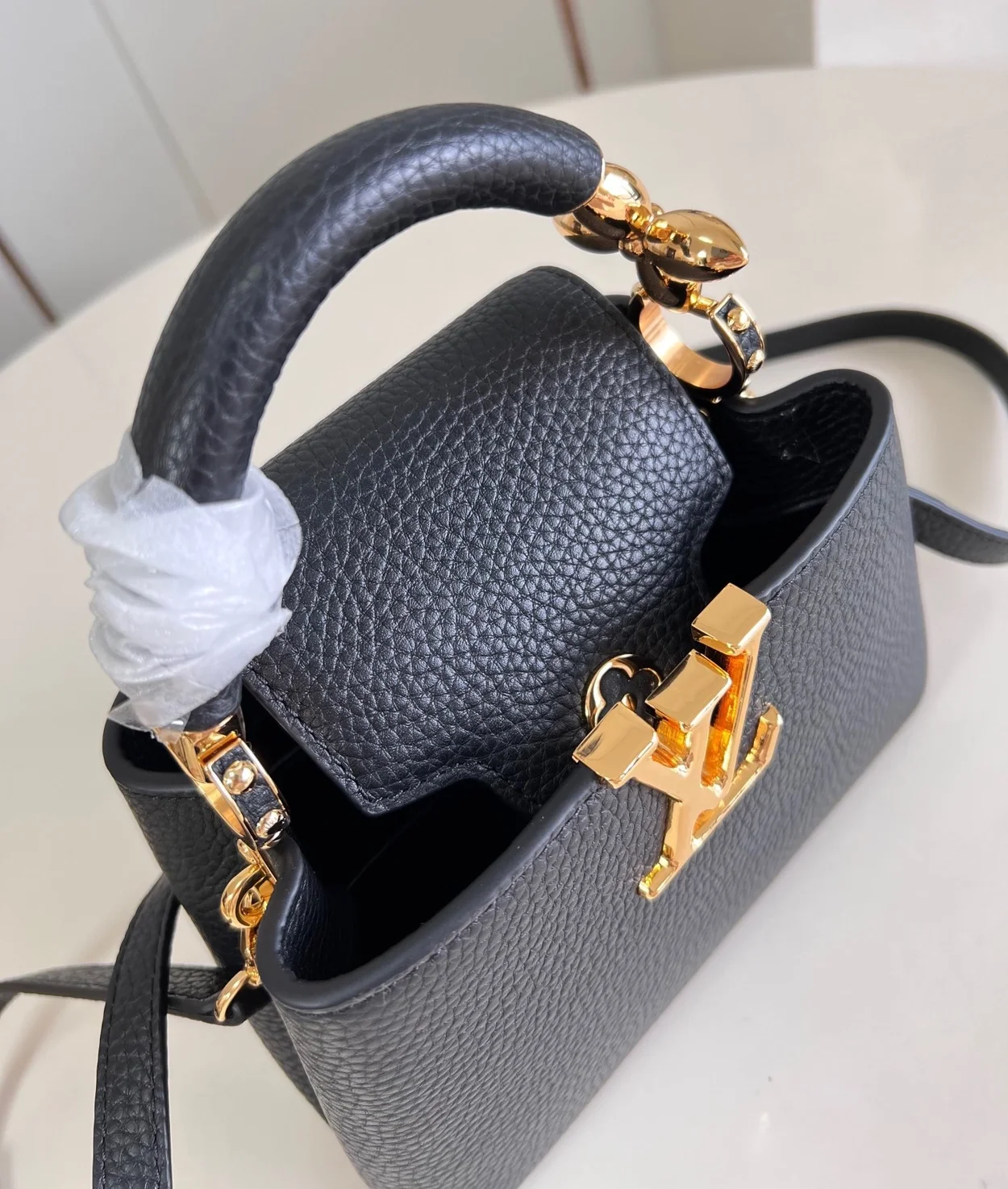 루이비통 카퓌신 미니 M23943