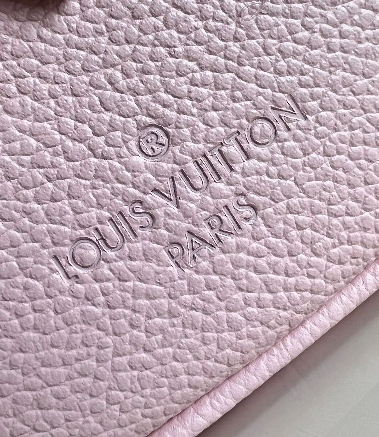 루이비통 스피티 반둘리에 20 M47136