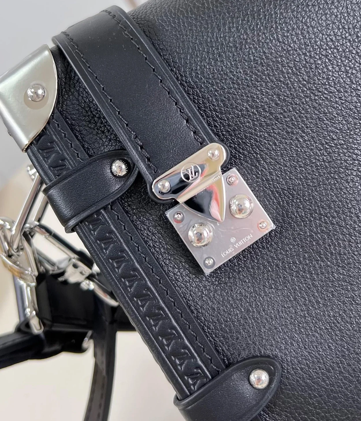 루이비통 사이드 트렁크 MM M25160